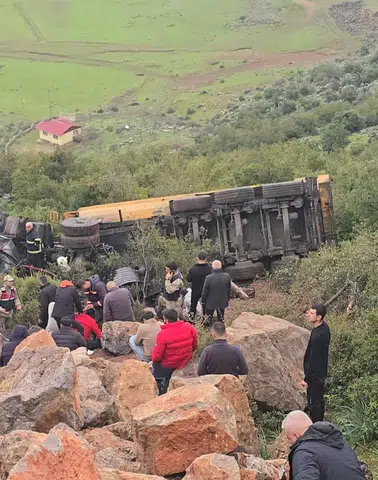 Uçuruma yuvarlanan kamyonun sürücüsü öldü