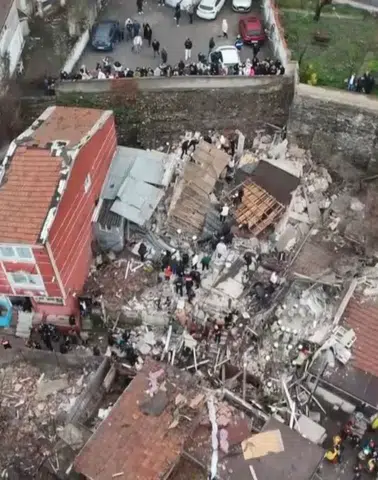 Fatih'te iki bina çöktü, 5 kişi enkaz altında kaldı