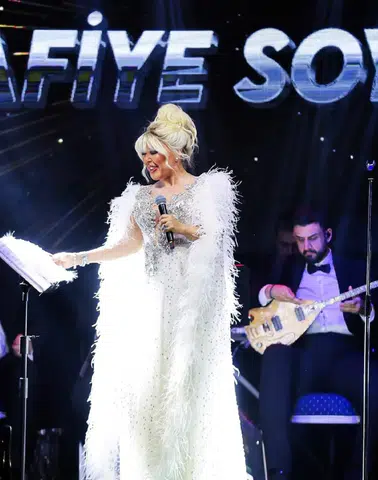 Safiye Soyman Sahneye Masalsı Kostümüyle Damga Vurdu