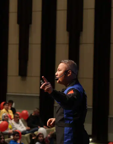 İlk Türk Astronot Gezeravcı Çocuklarla Buluştu