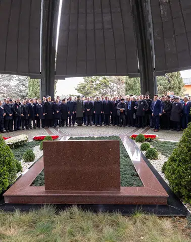 Turgut Özal Dualarla Anıldı, Protokol Kabri Başında Buluştu