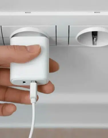 Şarj cihazınızı asla fişten çekmezseniz ne olur: Elektrikçilerin cevabı