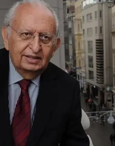 Türk Siyasi Arenasının Önemli İsimlerinden Hüsamettin Cindoruk Hayatını Kaybetti