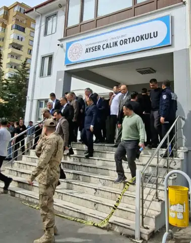 Okula Sardıran Öğrencinin Polis Babası Gözaltına Alındı