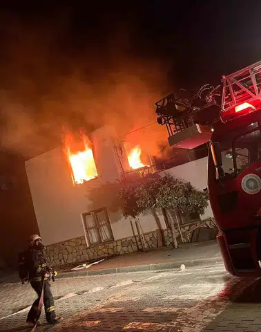 Gece Yangını Paniği: İki Çocuk Hastaneye Kaldırıldı