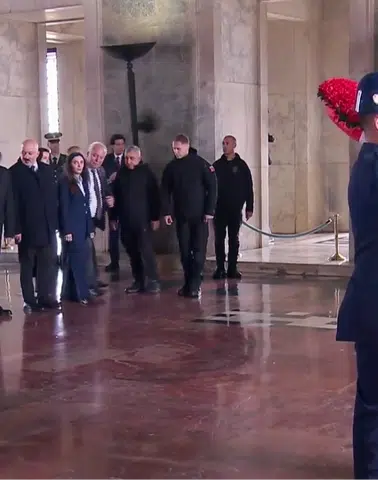 TBMM'den 'Egemenlik Milletindir' Mesajı: Devlet Protokolü Ata'nın Huzurunda Birleşti