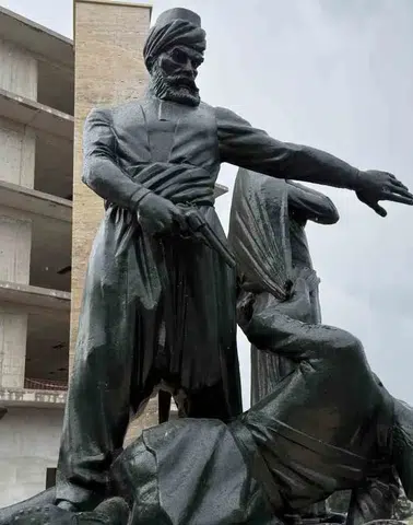 Kıbrıs Meydanı’ndaki anıt yeniden ait olduğu yerde