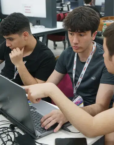 "Pusula Maraş'ta Oyun Tutkunu Gençler Bir Araya Geliyor: Game Jam Coşkusu Başladı!"