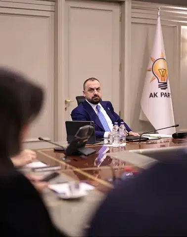 AK Parti'de Yeni Dönem Stratejileri Masaya Yatırıldı