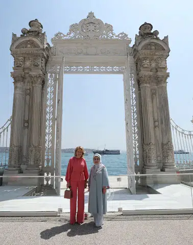 Emine Erdoğan ve Kraliçe Mathilde Dolmabahçe’de Buluştu