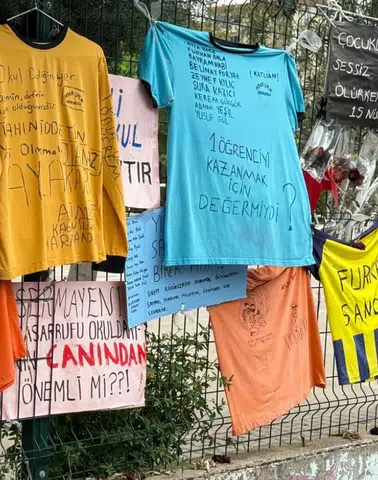 Vekil Karakoç: "yüreklerimiz yanarken bir tebessüm dahi bize yük olurdu"