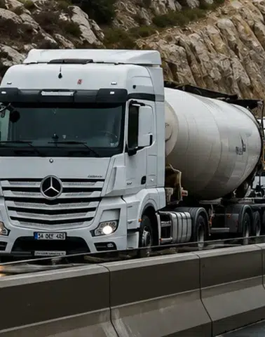 Kahramanmaraş-Gaziantep Yolunda Tır Kazası: Ulaşım Durdu