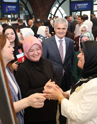Kadın Kıyafetleri Karma Sergisi Ziyaretçilerini Ağırlıyor