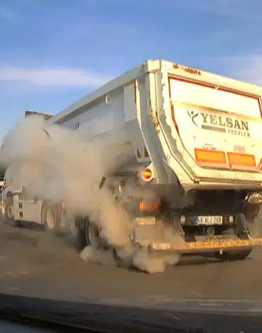 Kahramanmaraş'ta Seyir Halindeki Kamyonun Lastiği Patladı