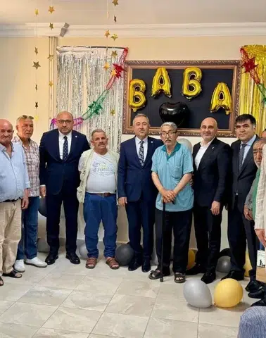 AK Parti Heyeti Huzurevinde Babalar Günü'nü Kutladı