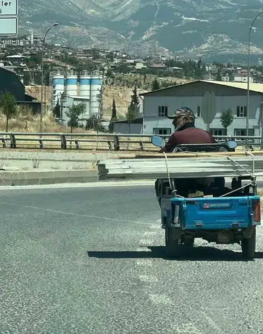 Trafikte Beklerken Motosiklet Üzerinde Oynamaya Başladı