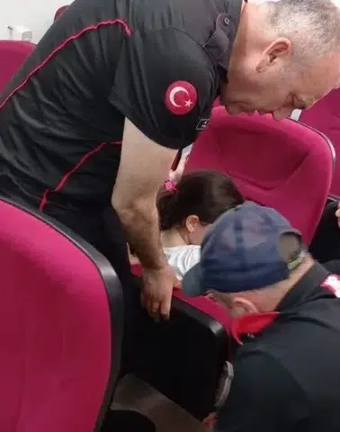 Kahramanmaraş'ta Koltuğa Sıkışan Çocuğu İtfaiye Kurtardı