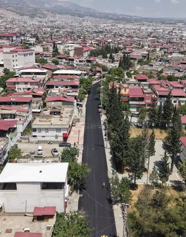 Dulkadiroğlu'nda Haydarbey Caddesi sıcak asfaltla yenileniyor