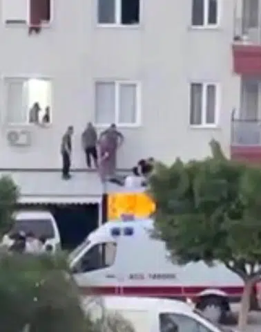 Cam Silerken Düşen Genç Kız Yaralandı