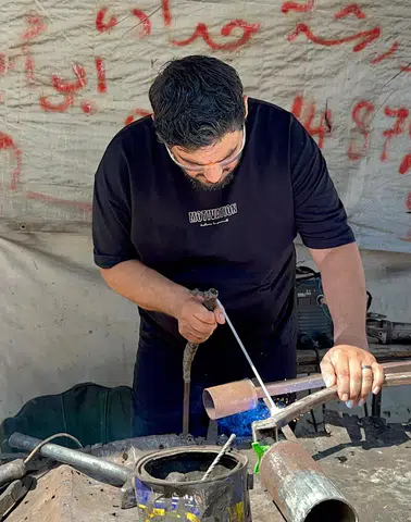 Gazze'de Filistinli Demirciden Umut Veren Buluş: Elektrik ve Yakıta Alternatif Cihaz Geliştirdi