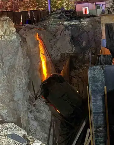 Otomobil İnşaat Çukuruna Uçtu: 3 Yaralı