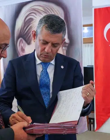 Özgür Özel, YENİ Parti'nin Genel Başkanı seçildi