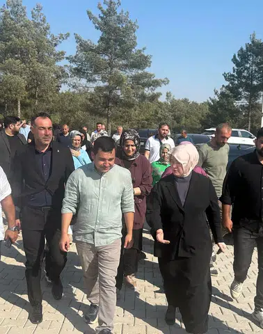 AK Parti Heyeti Güzelyurt'taki Deprem Konutlarını İnceledi