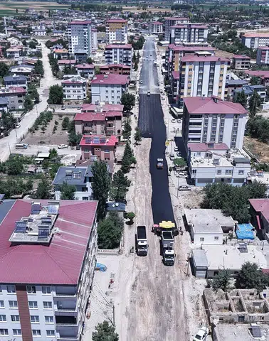 Elbistan'ın Darende Caddesi modern güvenli ulaşım için baştan sona yenileniyor