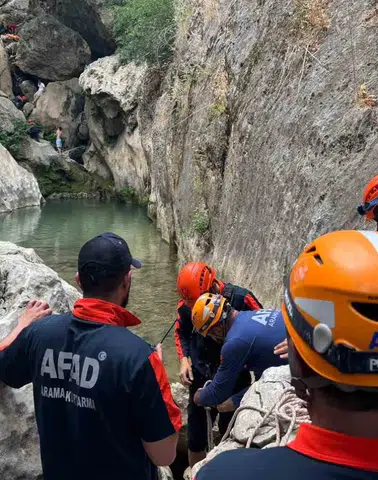 Kayalıklardan Düşen 14 Yaşındaki Çocuk Kurtarıldı