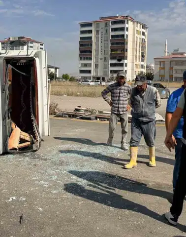 Kahramanmaraş Elbistan’da Kamyon Devrildi: 2 Yaralı