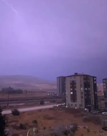 Gaziantep'te Şimşekler Geceyi Gündüze Çevirdi