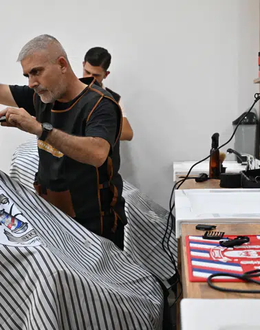 Emekli Kafe'de kuaför ve berber hizmeti başladı