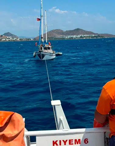 Bodrum açıklarında arızalanan teknedeki 10 kişi kurtarıldı