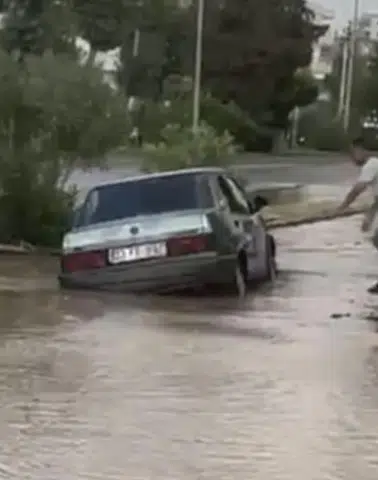 Adıyaman’da Patlayan Su Hattı Yolu Çökertti