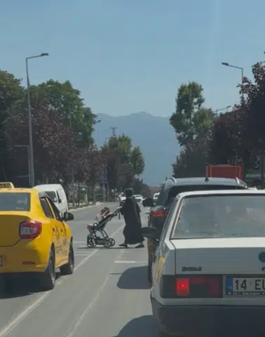 Yaya geçidinde tehlikeli sollama kamerada