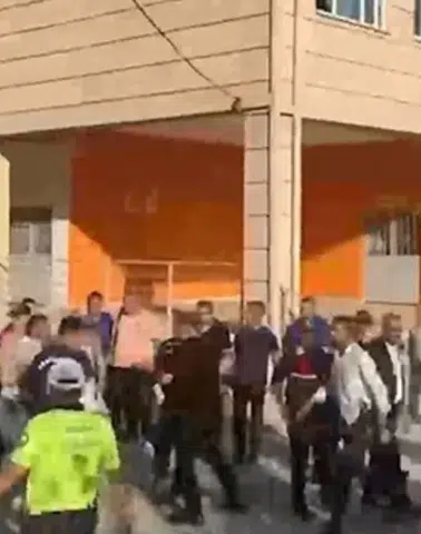 Manisa’da okul önünde silahlı saldırı: Yaralı öğrenciler var