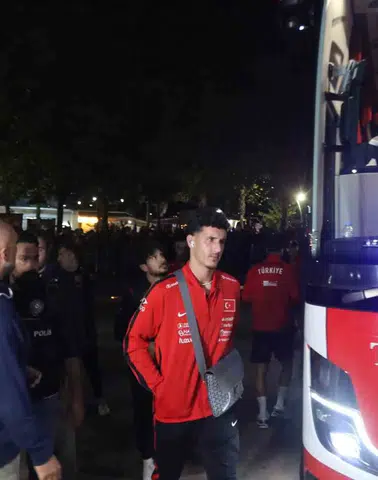 A Milli Futbol Takımı'na Taraftarlardan Coşkulu Karşılama