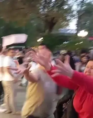 Klip Çekiminde Binadan Para Atıldı: Vatandaşlar Birbiriyle Kapıştı