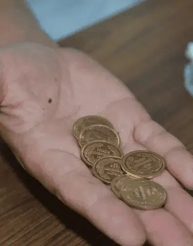 Manisa’da Gazi 400 Bin Liralık Altını Teslim Etti