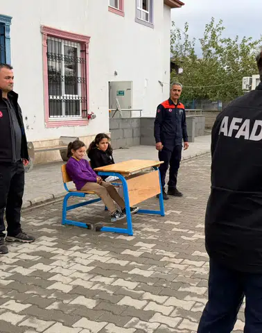 Kahramanmaraş’ta Öğrencilere Afet Eğitimi Ve Deprem Tatbikatı
