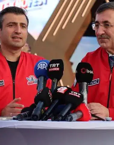 TEKNOFEST’te Yılmaz ve Bayraktar’dan Gençlere Güven Mesajı