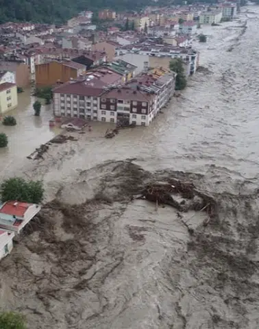 Uzmandan sel sonrası temizlik uyarısı: Önce güvenliği sağlayın