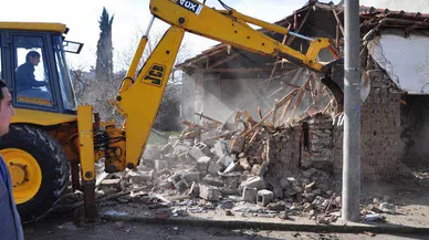 Karacabey’de metruk binalara yıkım