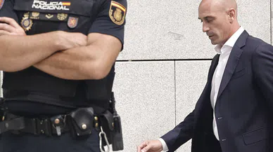 Skandal öpücüğe FIFA’dan 3 yıllık ceza