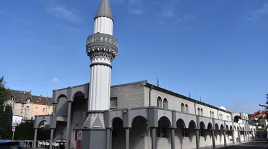 Almanya’da üç camiye çirkin saldırı