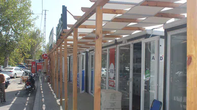 Esnaflar deprem sonrası yaralarını sarıyor
