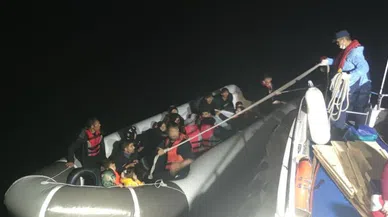 Yunan'ın ölüme terk ettiği  77 kaçak göçmen kurtarıldı.