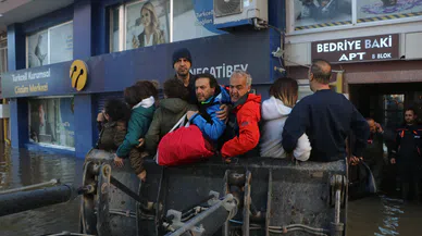 İskenderun'da evlerde mahsur kalanlar, iş makineleriyle kurtarılıyor