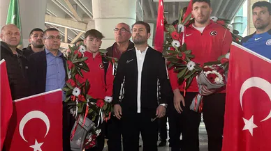 Milli güreşçilere Esenboğa Havalimanı’nda coşkulu karşılama