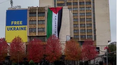 Kosova’nın tarihi oteline dev özgür Filistin bayrağı asıldı